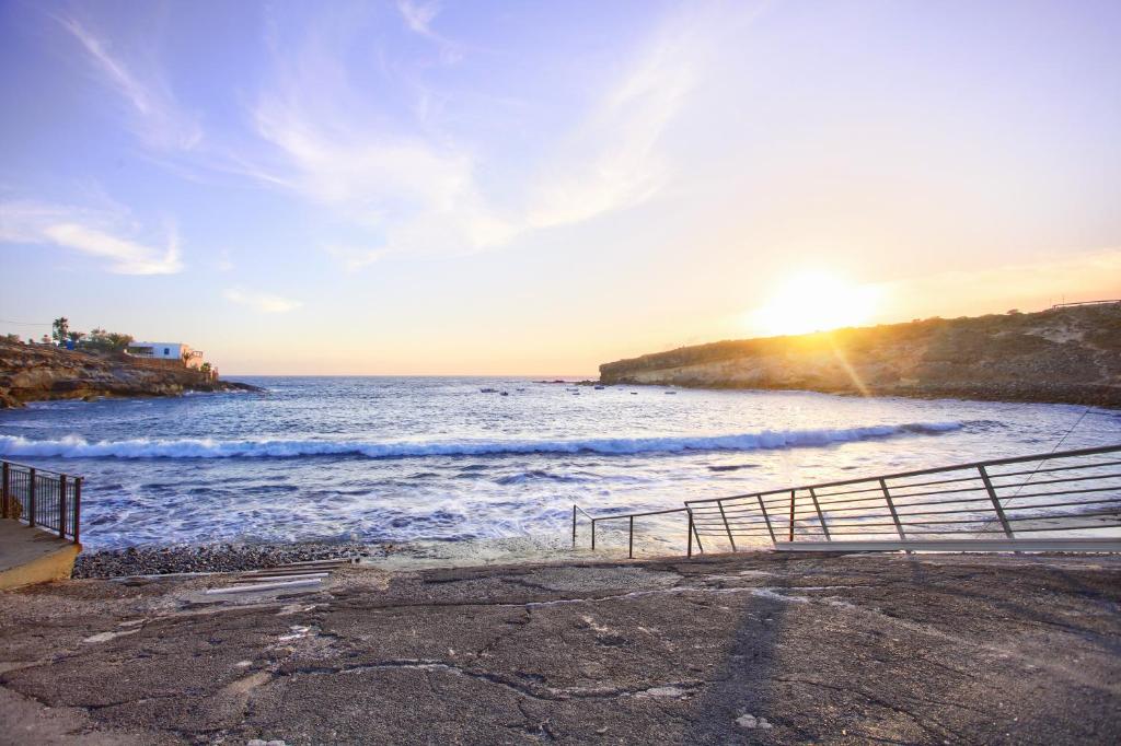 La Casa del Capitán - sunset-over-bay-staircase